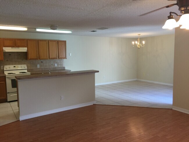 Building Photo - Townhome with two car garage in Avalon Park