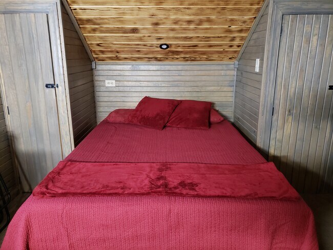 Queen Leesa Bed - 749 Union Chapel Rd