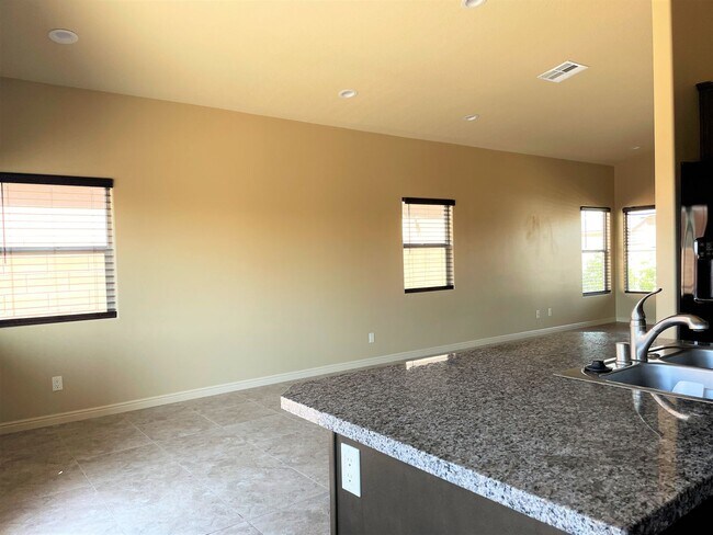Foto del edificio - APPLICATION PENDING- Three Bedroom Home in...