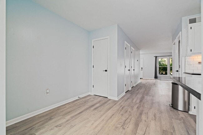 Building Photo - Modern Comfort on James Island!