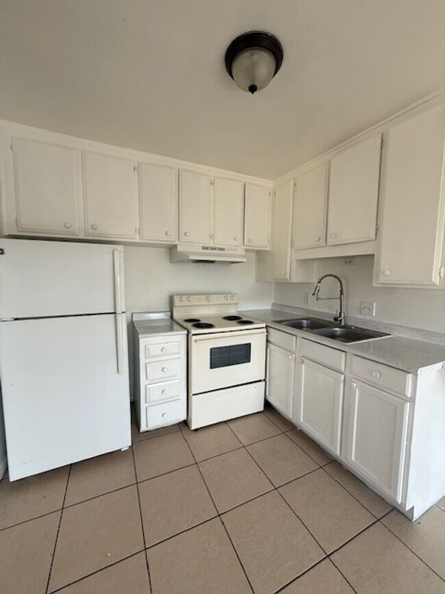 Building Photo - 728 Aster Ln