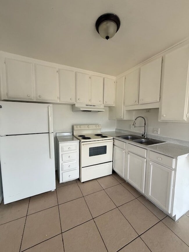 Building Photo - 728 Aster Ln