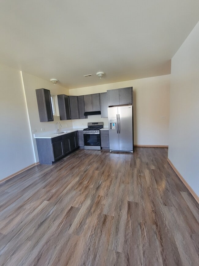 Building Photo - 1425 S Karlov Ave