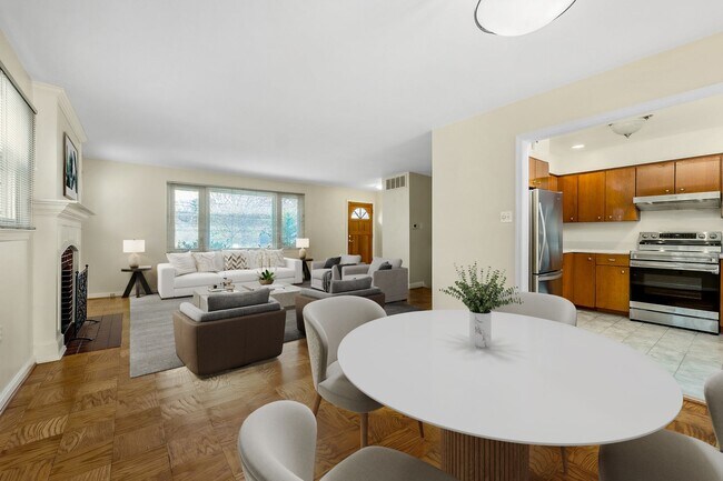 Foto del edificio - Detached Split-Level Home in BCC Cluster is Waiting for YOU!