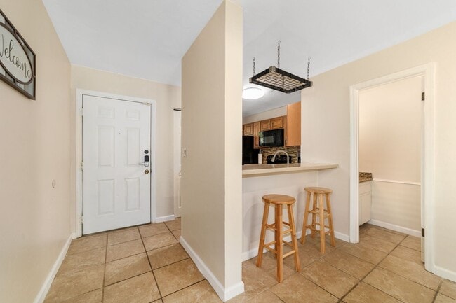 Building Photo - Haystacks Condo