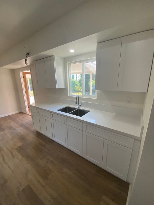 Foto del edificio - Modern Townhome with Gorgeous City Views – Prime Thousand Oaks Locati