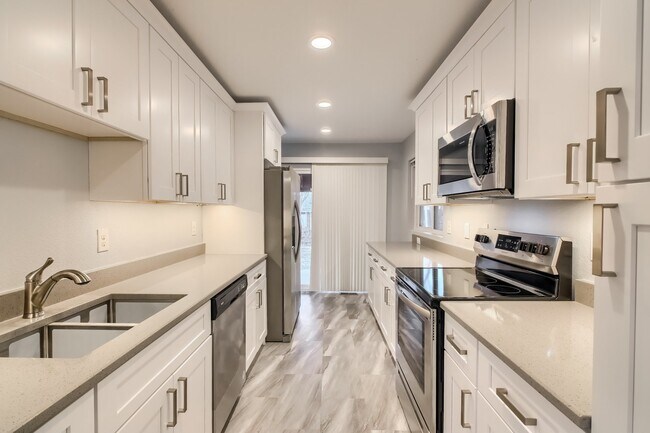 Building Photo - Fully Renovated 5 Bedroom Denver Home w/ F...