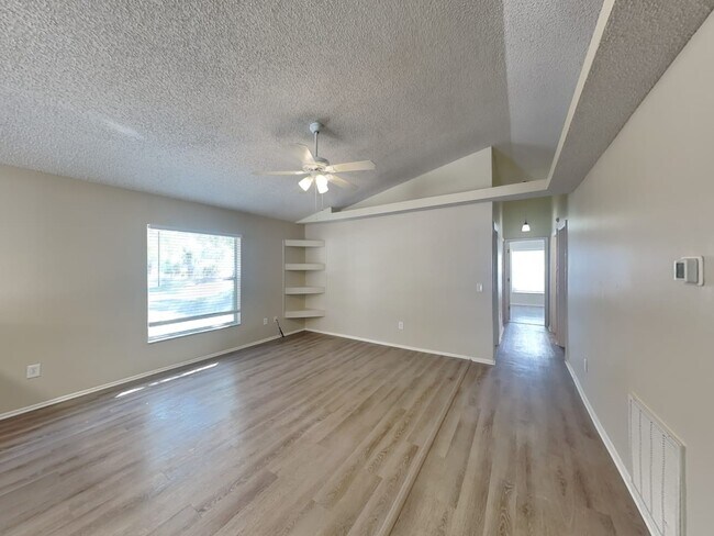 Foto del edificio - 472 Winding Oak Ln