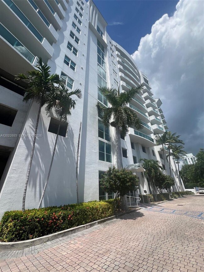 Foto del edificio - 7910 Harbor Island Dr