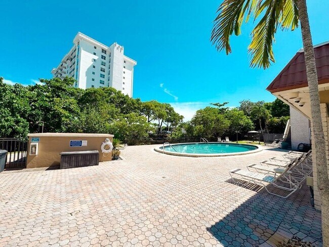 Building Photo - 12 NE 19th Ct