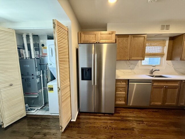 Foto del edificio - 6017 W Montrose Ave