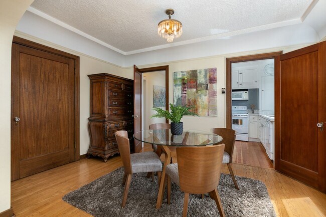 Foto del edificio - Top Floor w/Unobstructed Water & Mountain ...