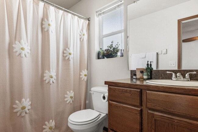 Building Photo - Garden Springs Duplex