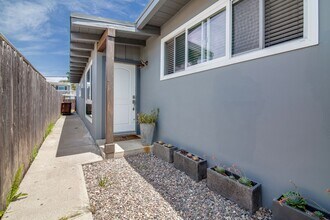 Building Photo - 810 Calle Puente