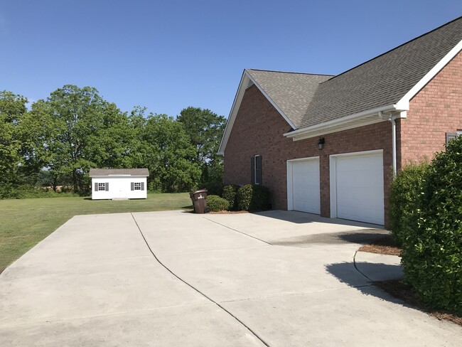 Building Photo - 4 bd 2 bth all brick w/ 2 car garage locat...