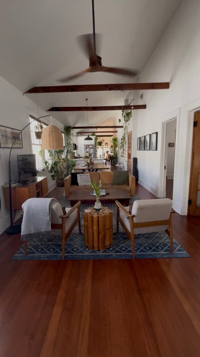 Desde la puerta de entrada vestida - 3033 Robert St