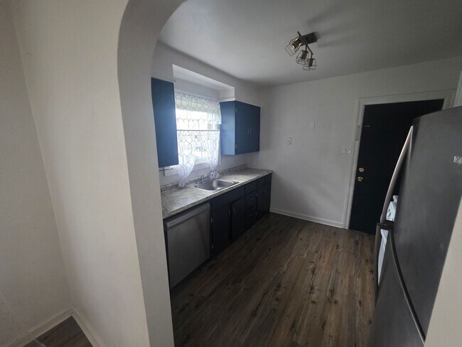 Building Photo - Charming 2 Bed Home with Dining Room & Attached Garage