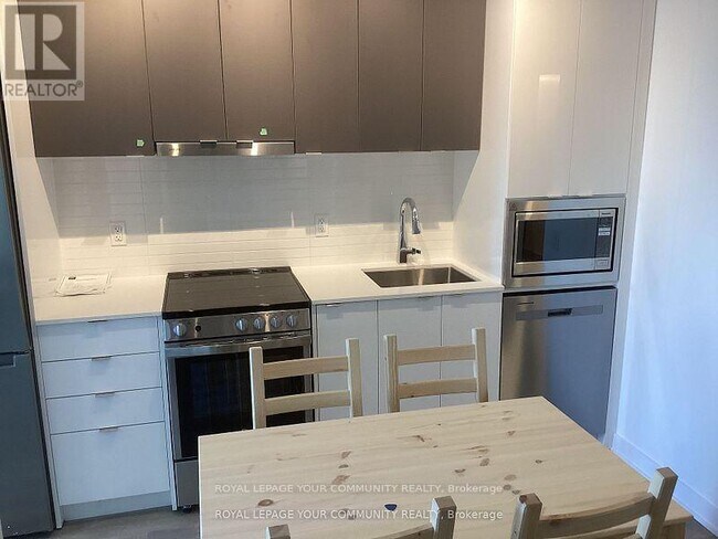 Photo du bâtiment - 30 Upper Mall Wy