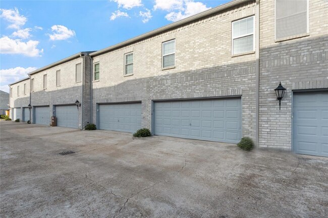 Building Photo - 618 Wilcrest Dr