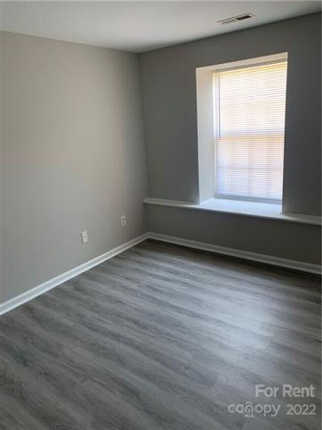 Foto principal - Renovated two bedroom, two bath unit locat...