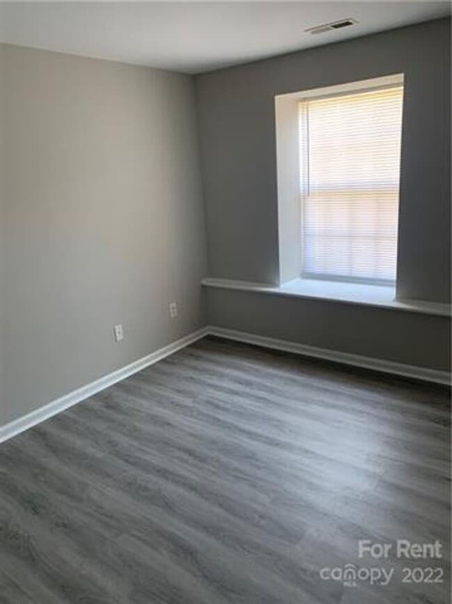 Renovated two bedroom, two bath unit locat... - Renovated two bedroom, two bath unit locat... House