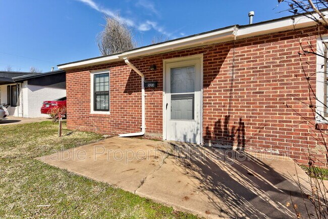 Building Photo - 523 E Douglas Dr
