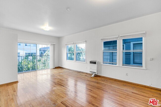 Foto del edificio - 26 Breeze Ave