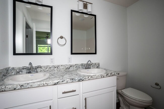 Building Photo - BRAND NEW 3 BEDROOM HOME - BOLIVAR, MO