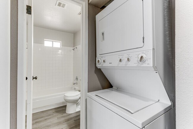 Foto del edificio - **MOVE IN SPECIAL! $500 OFF FIRST MONTH'S RENT!**