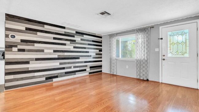 Building Photo - Upgraded 3BD/2BTH Pool Home in Holiday, FL!