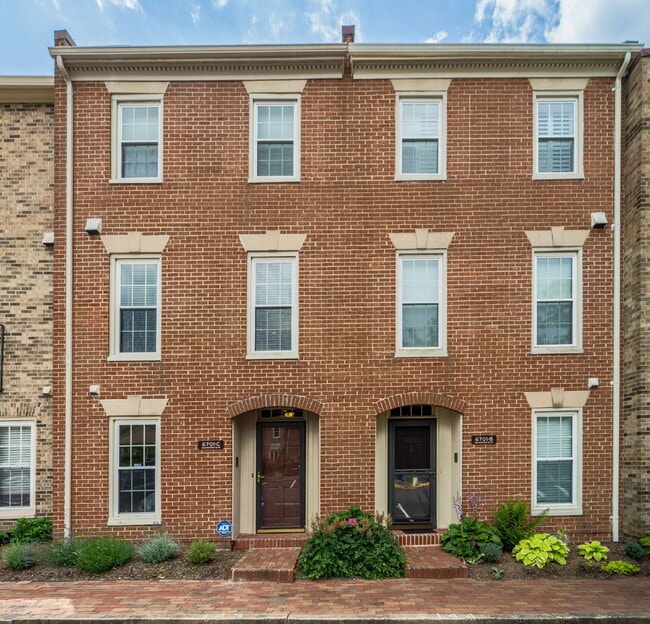 Building Photo - Sophisticated Townhome Steps from East Fal...