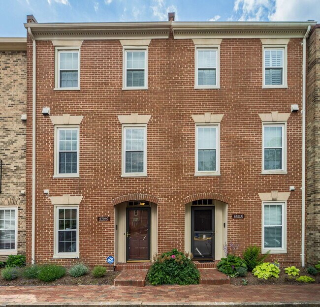 Foto del edificio - Sophisticated Townhome Steps from East Fal...