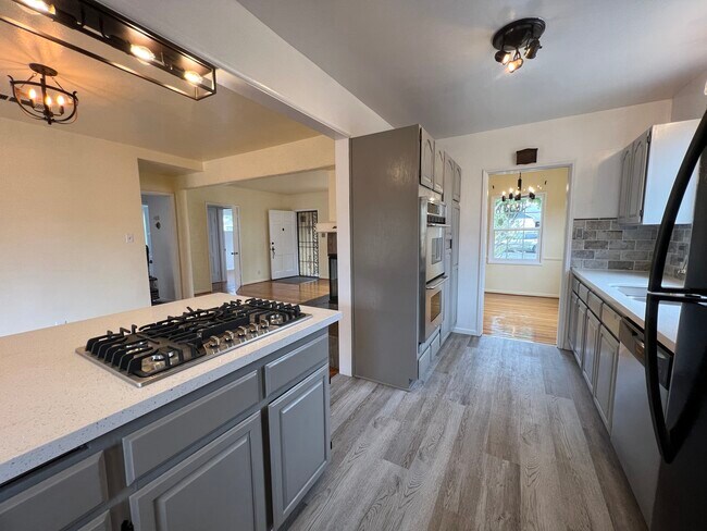 Cocina mirando al comedor y al ambiente. - 8047 Campion Dr