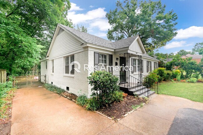 Building Photo - Beautifully Renovated 3/1.5 in a GREAT loc...
