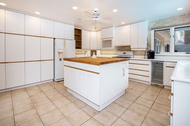Building Photo - Spacious Single-level Home with a Pool!