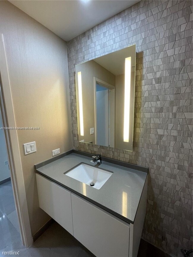 Building Photo - 2 br, 2 bath Condo - 88 SW 7th St Apt 3303