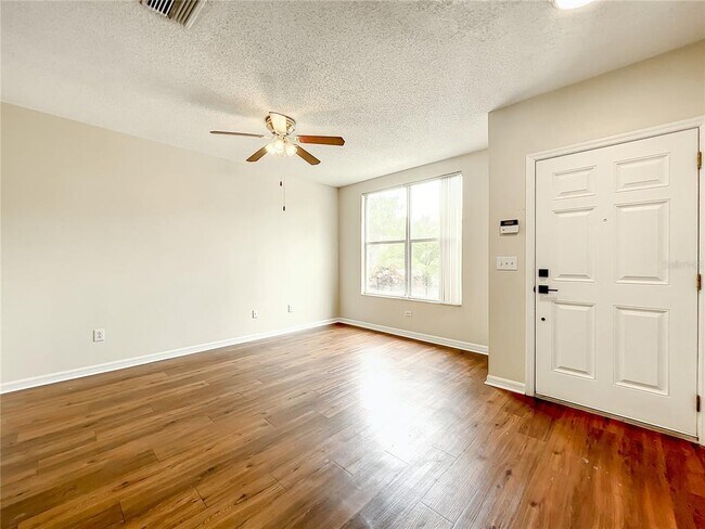 Foto del edificio - 6021 Osprey Lake Cir