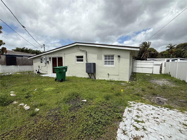 Foto del edificio - 7320 Ramona St