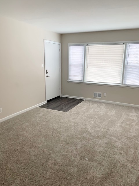 Foto del edificio - 240 W Laflin Ave