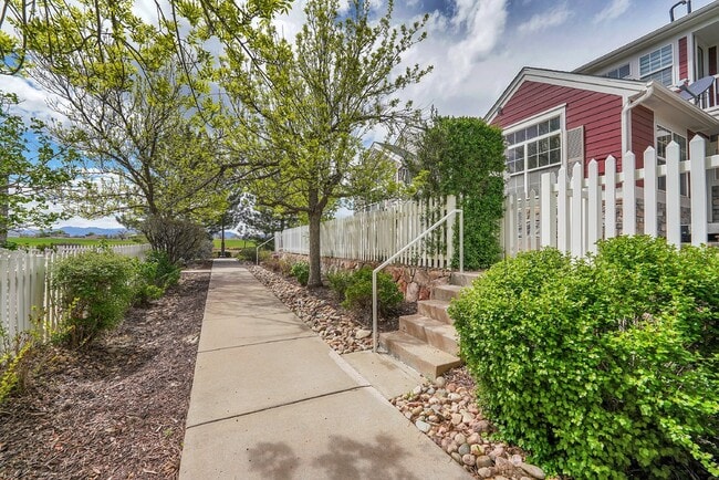 Building Photo - $3,125 - 3Bed/ 3.5 Bath Townhome with Finished Basement and Fireplace in Broomfield!