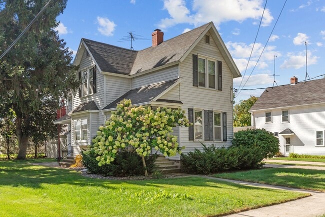 Building Photo - 1343 1/2-1343 1/2 W Washington St