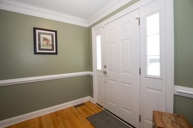 Building Photo - 17 Pinebrook Dr
