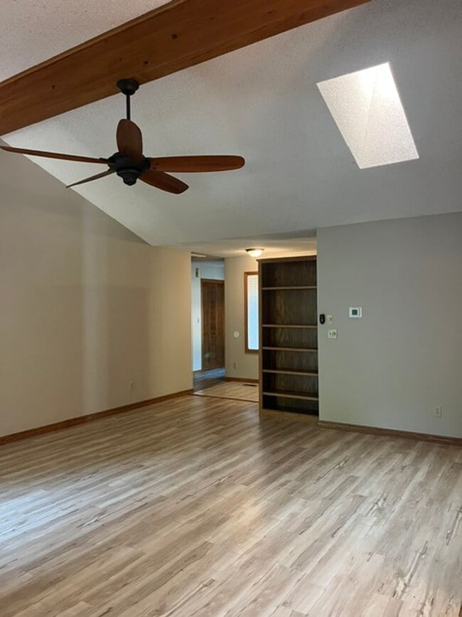 Building Photo - Bella Vista Close to Lake Windsor!