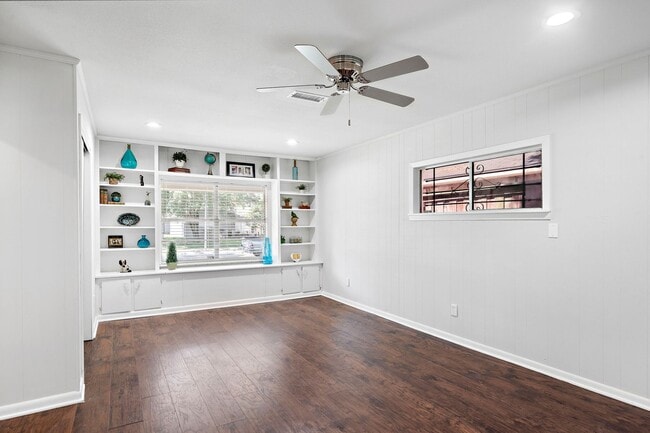 Building Photo - 5106 De Lange Ln