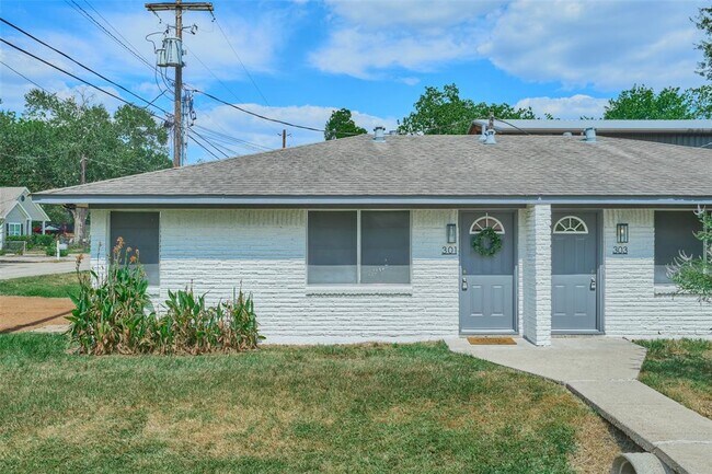 Building Photo - 301 S Magnolia St