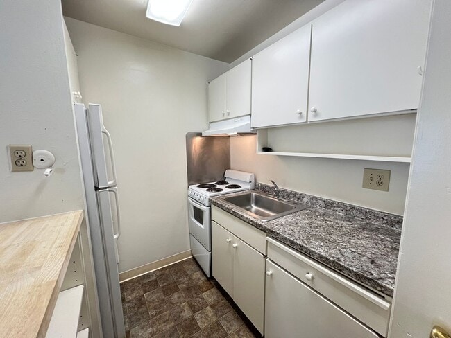 Building Photo - Studio Condo Available Now