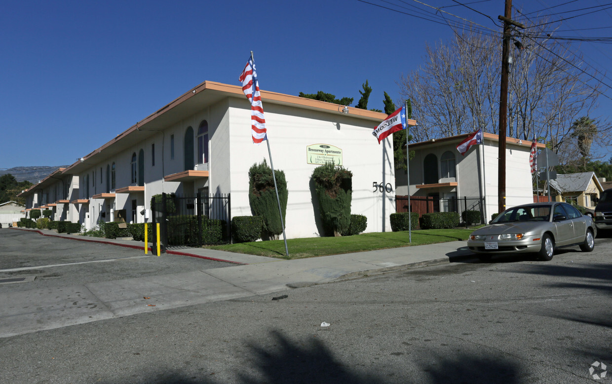 Foto principal - Breezeway Apartments