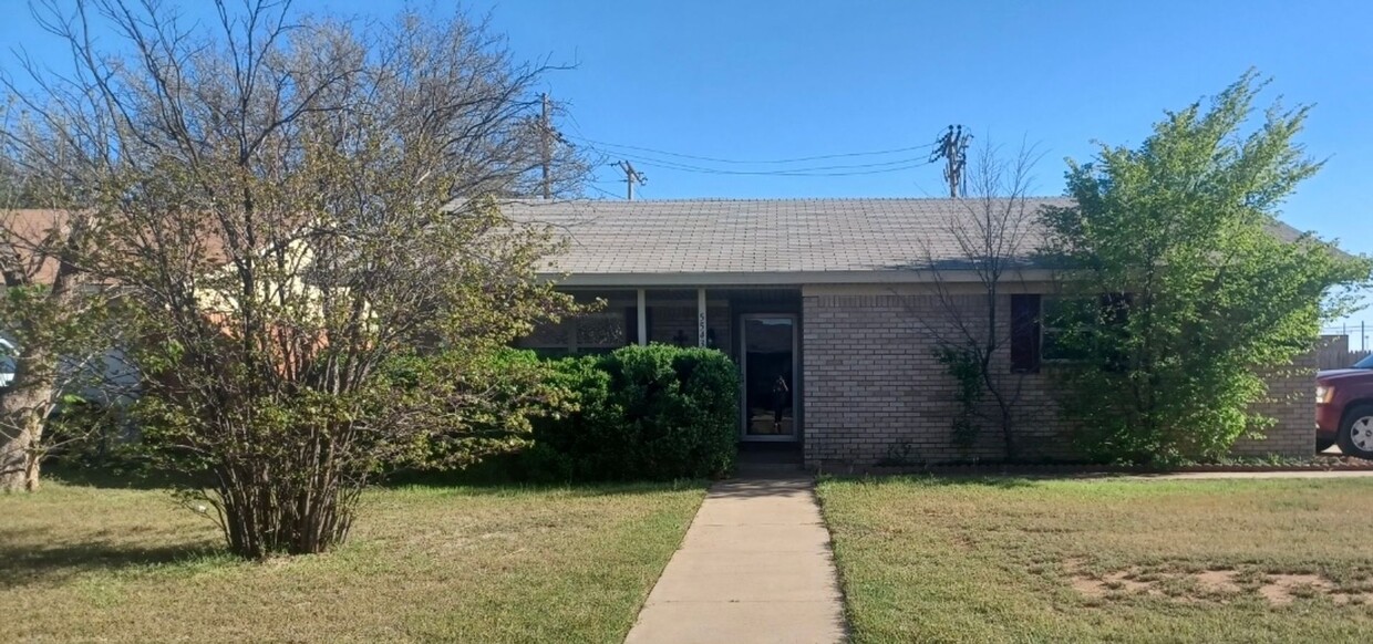 Foto principal - So Cute and right across from LCU. 3 bed 2...