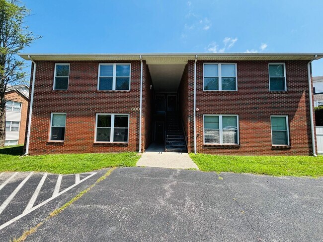 Building Photo - 800 Orchard St
