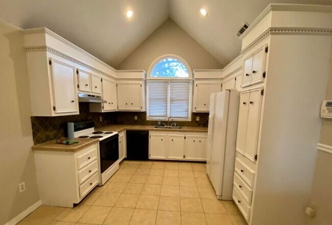 Building Photo - Charming Townhome in Ridgeland, MS